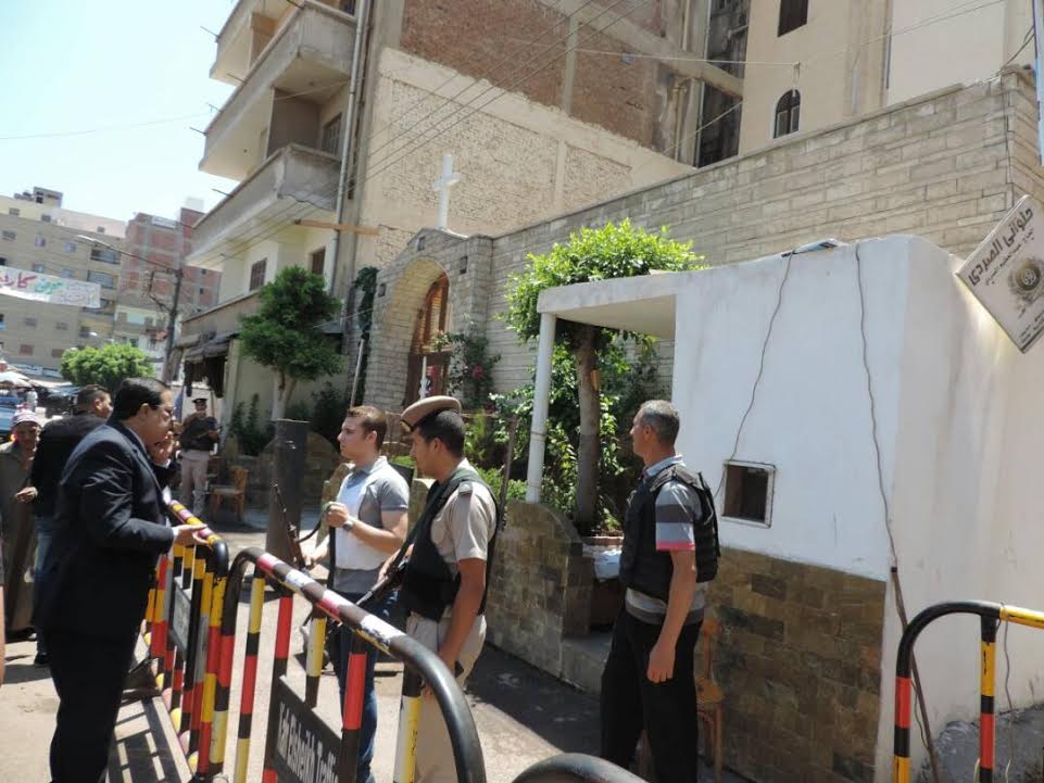 3-              مدير الأمن يتفقد الخدمات أمام كنيسة مار جرجس