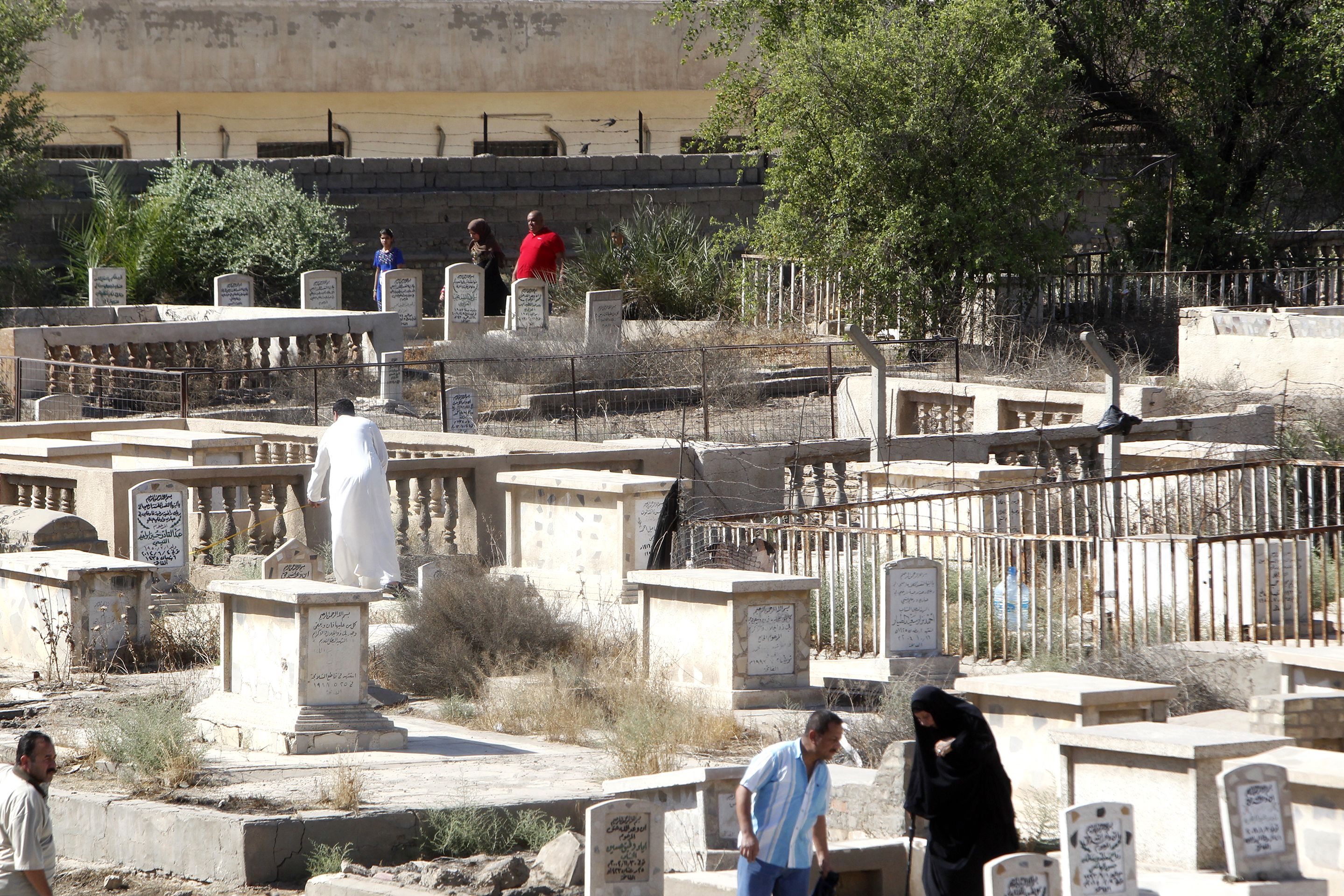 جانب من زيارة العراقيون للمقابر