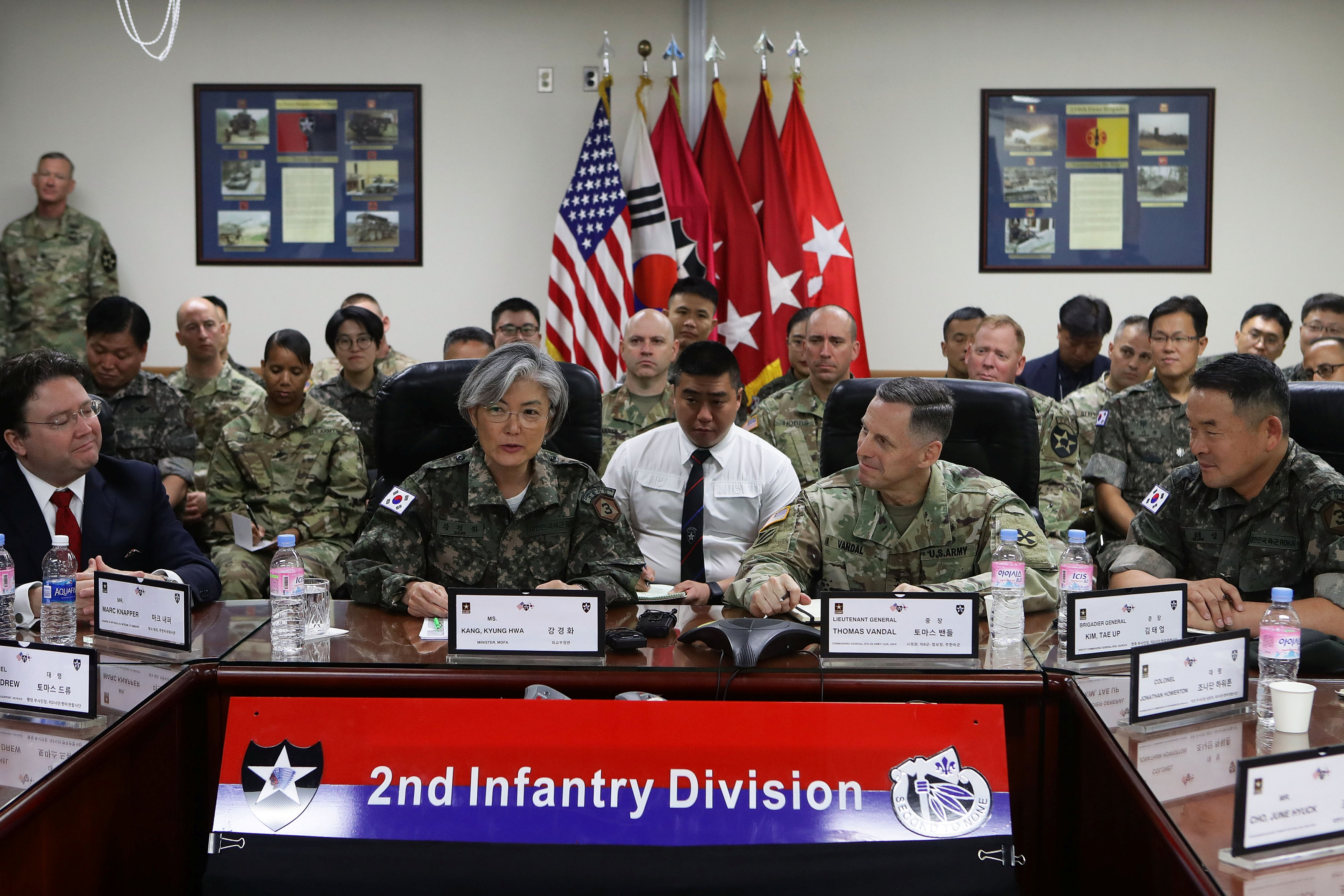 حديث وزيرة خارجية كوريا الجنوبية مع الجنود