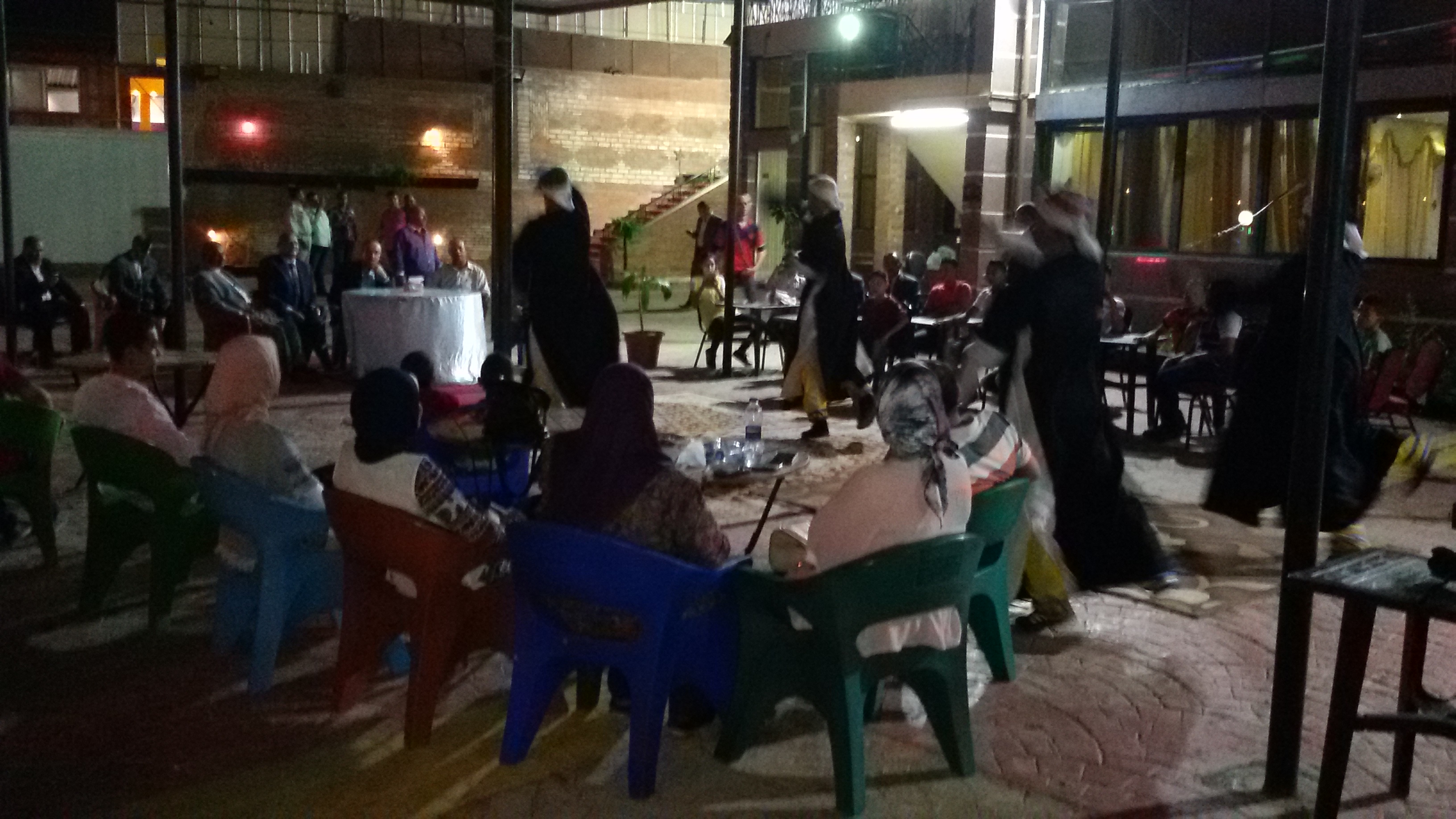 محافظ بني سويف يشارك المواطنين فرحتهم بالعيد بنادي الإدارة المحلية (1)