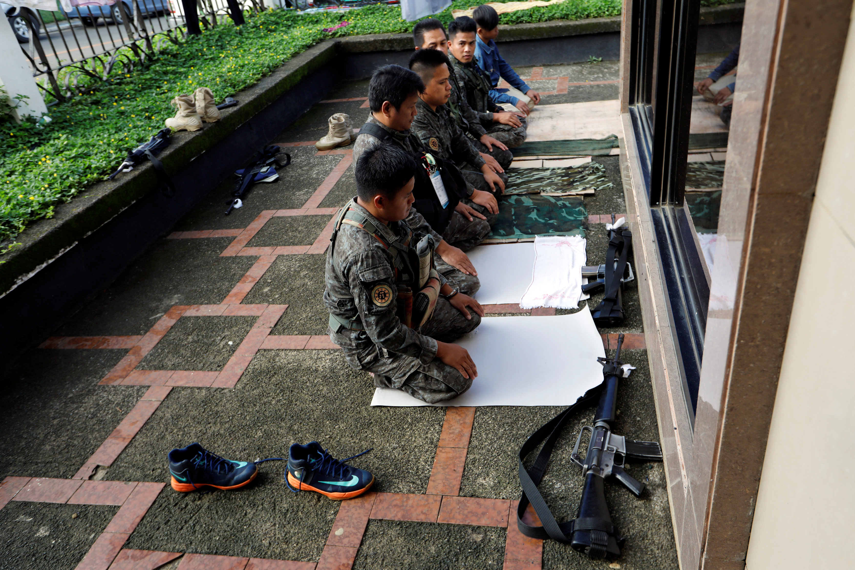 عناصر من الجيش الفلبينى يصلى فى مدينة مراوى