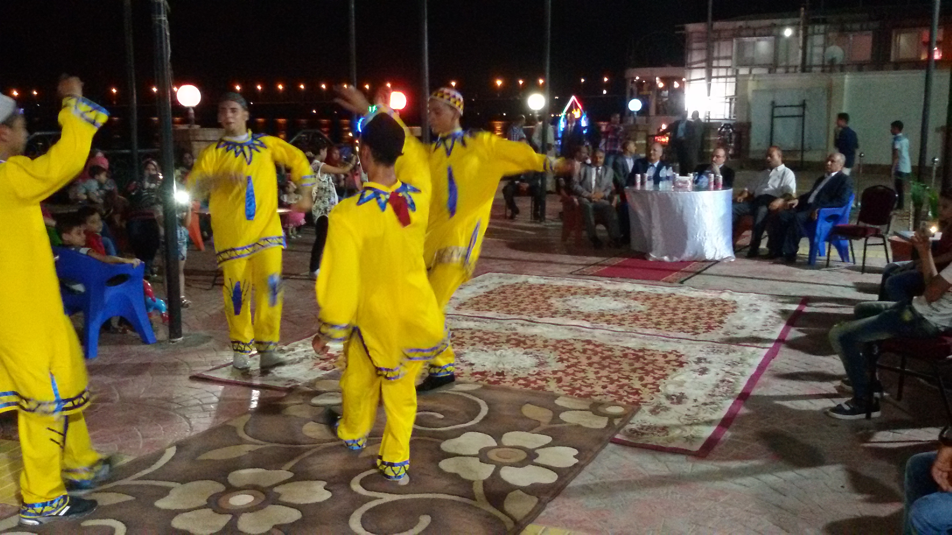 محافظ بني سويف يشارك المواطنين فرحتهم بالعيد بنادي الإدارة المحلية (7)