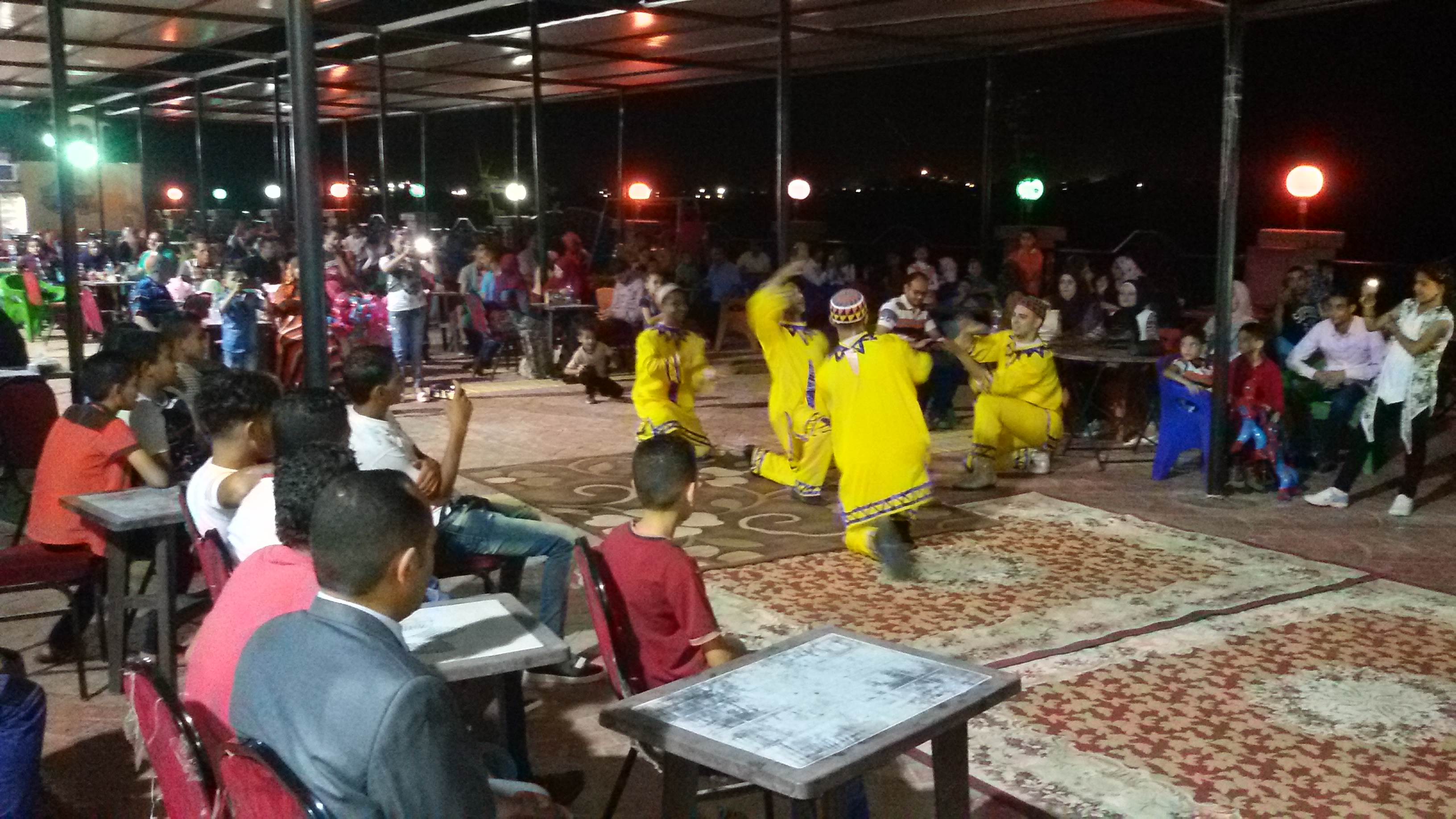 محافظ بني سويف يشارك المواطنين فرحتهم بالعيد بنادي الإدارة المحلية (5)