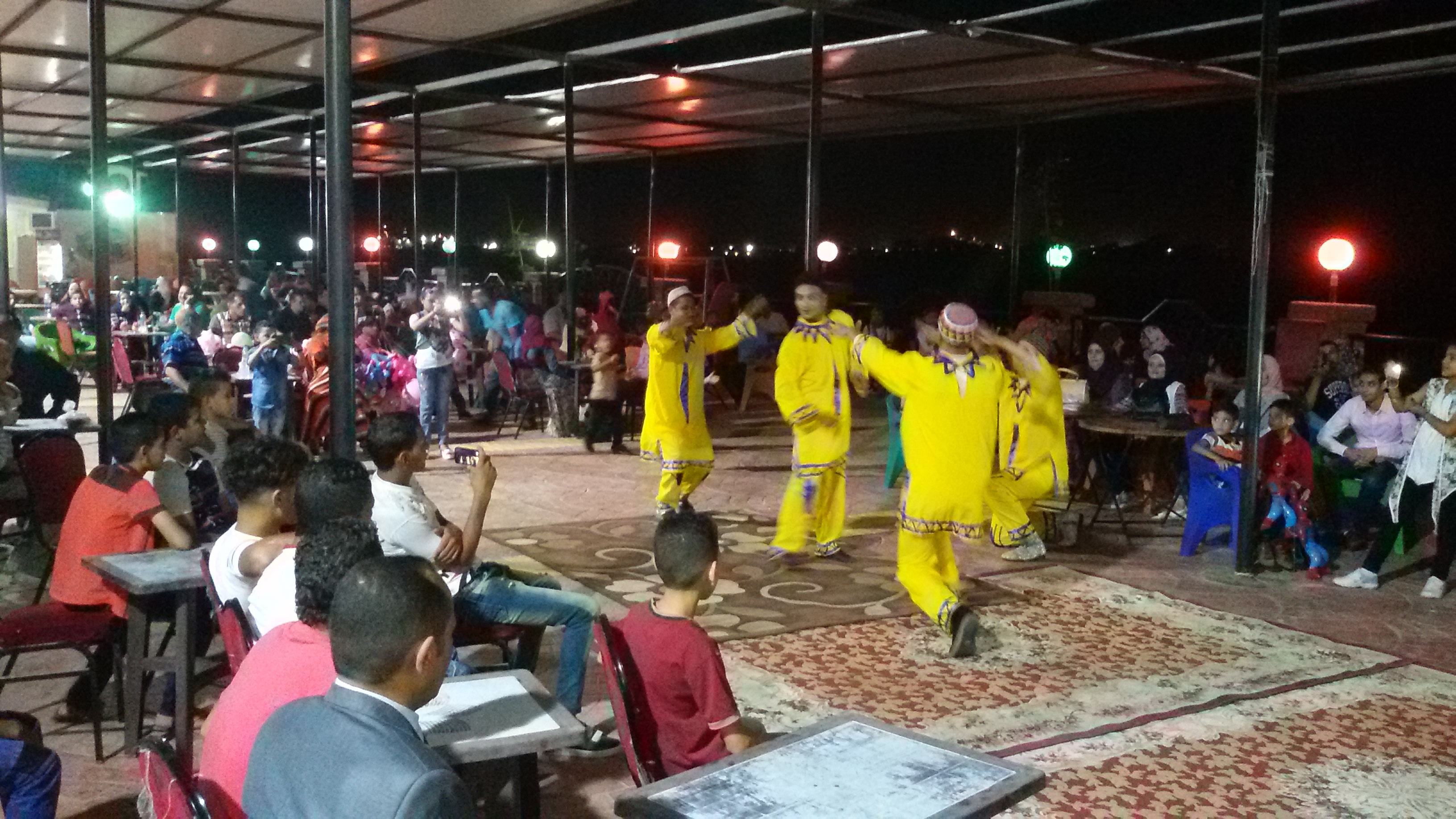 محافظ بني سويف يشارك المواطنين فرحتهم بالعيد بنادي الإدارة المحلية (4)