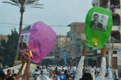 صورة مفبركة بالفوتوشوب لعناصر إخوانية ترفع لافتاتها وصور المعزول