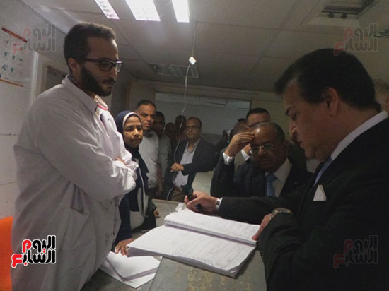 وزير التعليم العالى يتفقد سجل دخول المرضى بمستشفى سموحة