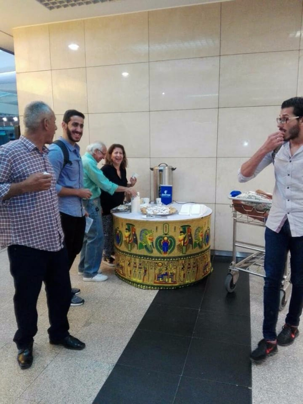 مصر للطيران تقدم الكعك وحلوى العيد للمسافرين (1)
