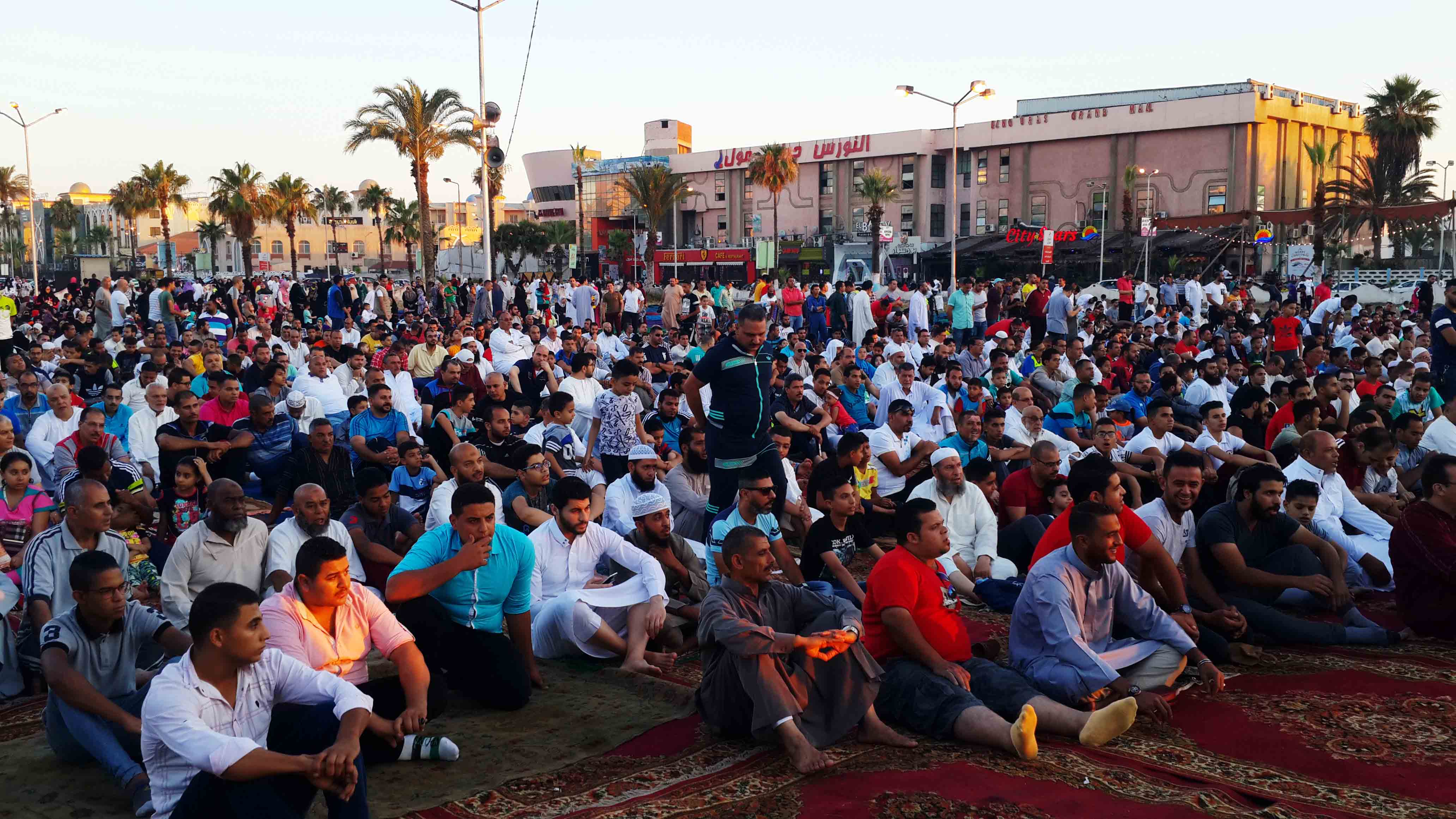 الآلاف فى انتظار صلاة العيد