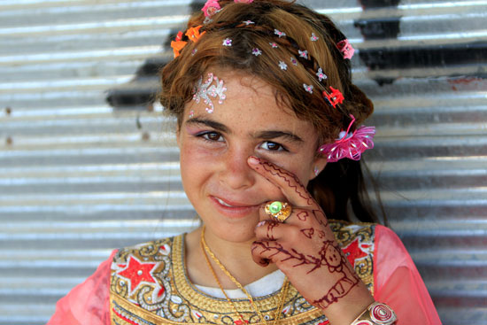  فتاة تحتفل بالعيد فى العراق