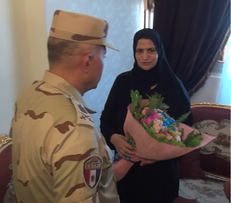 قائد الجيش الثالث يقدم الورود لأم الشهيد