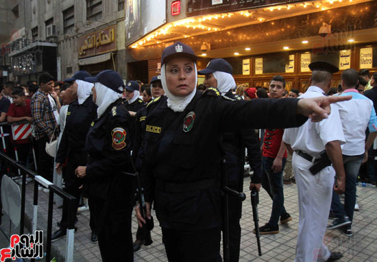 الشرطة النسائية تؤمن سينمات وسط البلد (4)