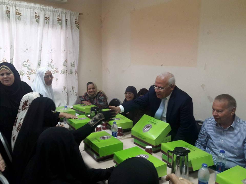 محافظ بورسعيد يتناول الافطار مع المسنين