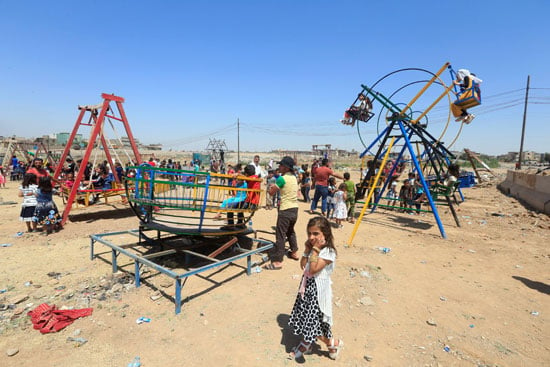  الأطفال العراقيون وهم يحتفلون بعيد الفطر في الموصل