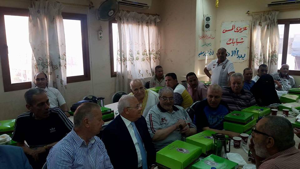 المسنين يتناولون الفطار مع محافظ بورسعيد