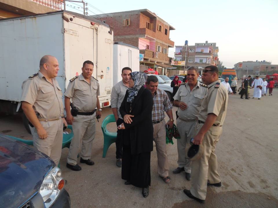 رئيس مدينة الحامول مع رجال الأمن