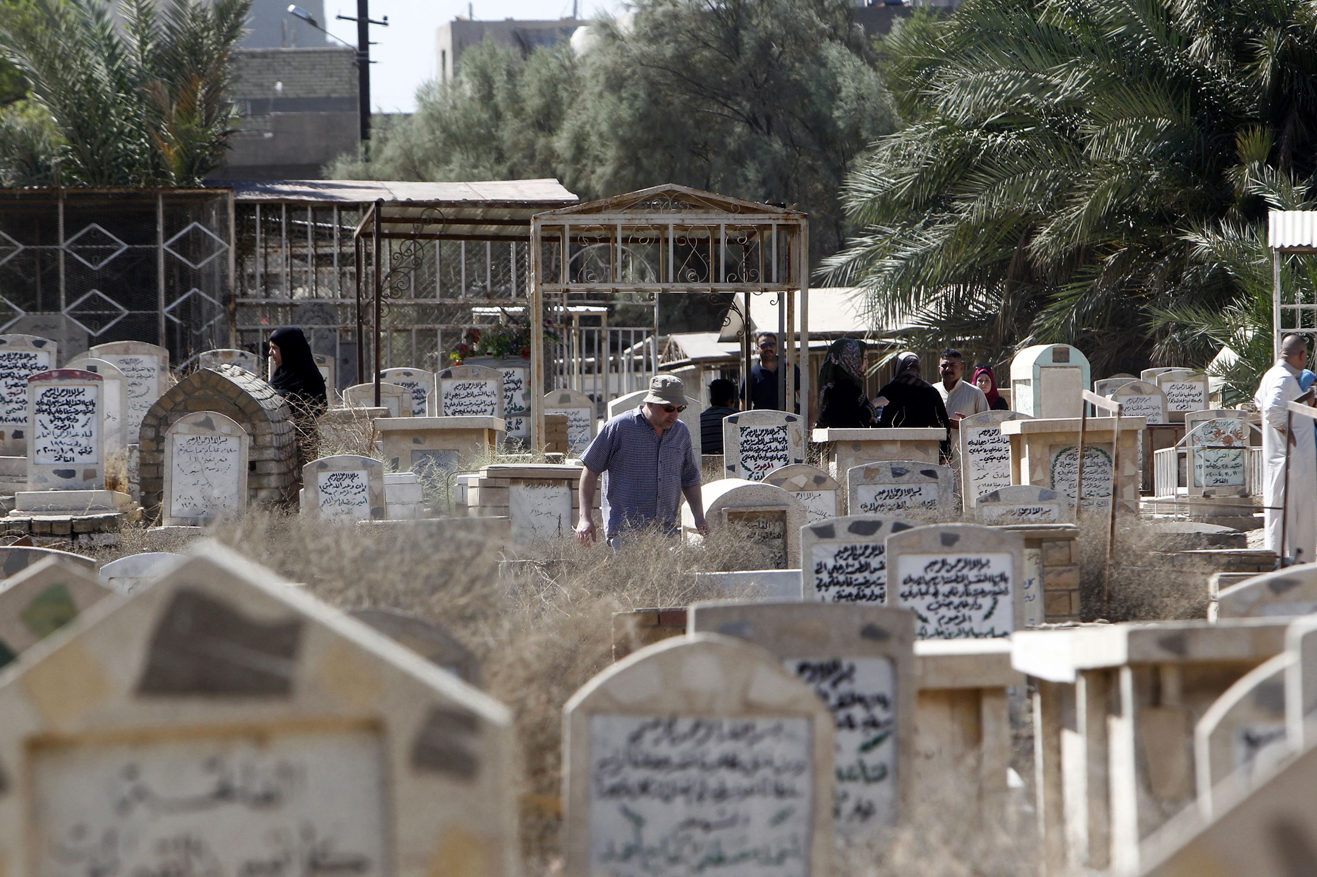 توافد العراقيون على المقابر