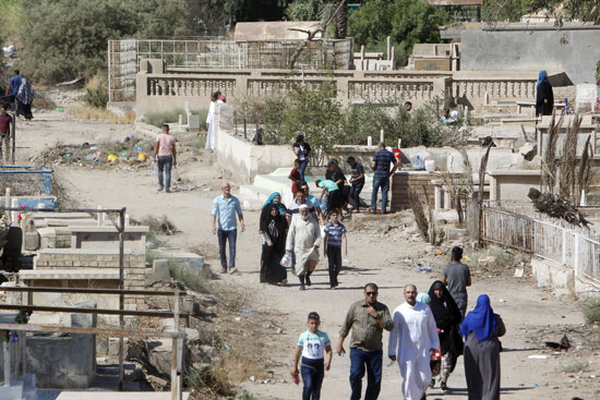  مسلمو العراق يزوروا مقابر أحبائهم