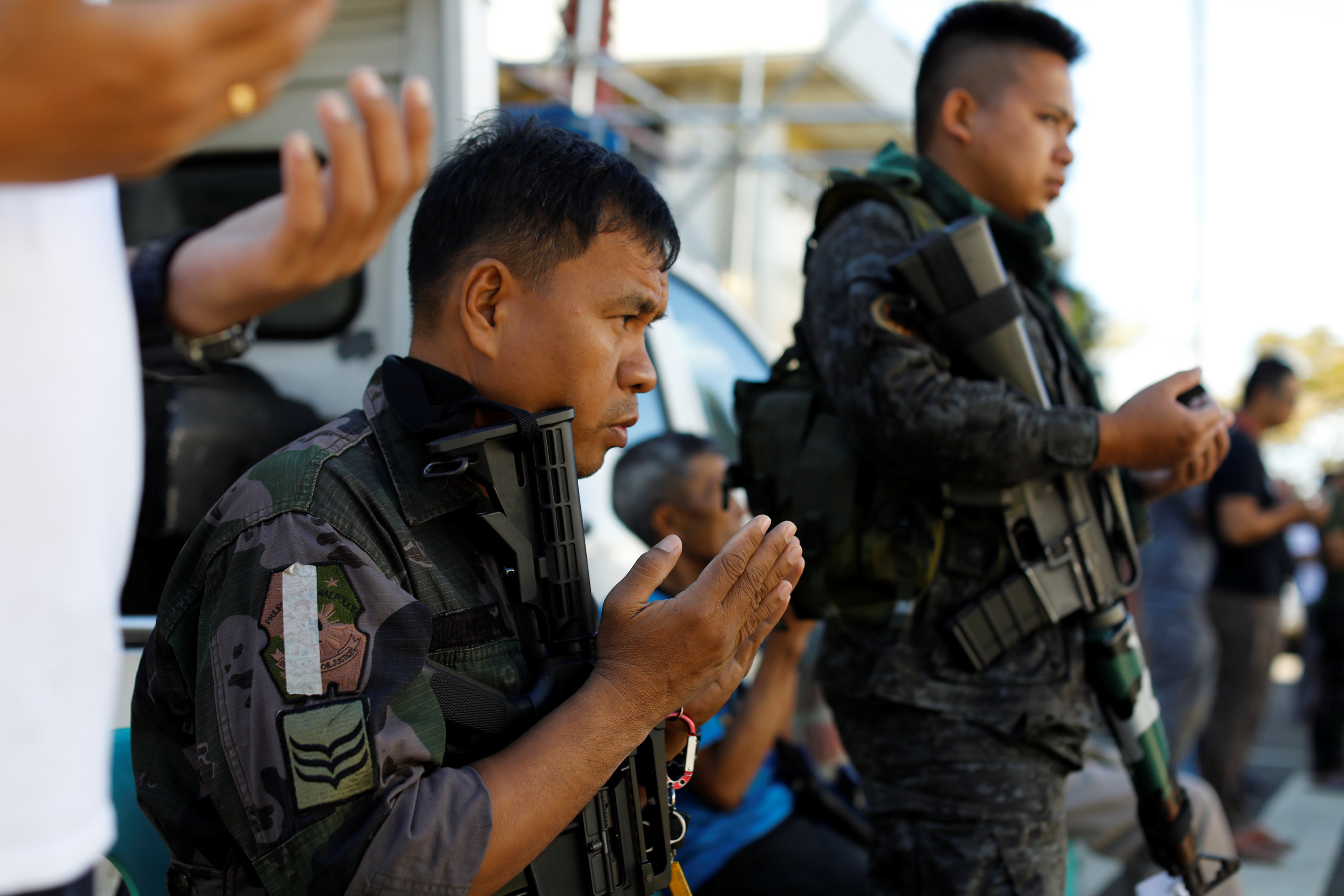 أحد أفراد الجيش الفلبينى  يصلى العيد
