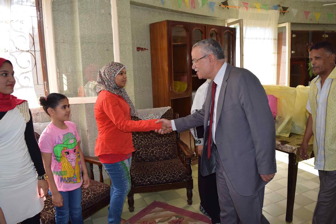 محافظ المنيا يهنئ أطفال مؤسسة البنات بعيد الفطر