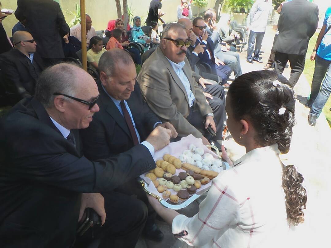 محافظ القاهرة يتناول كحك العيد بحديقة الاسرة (3)