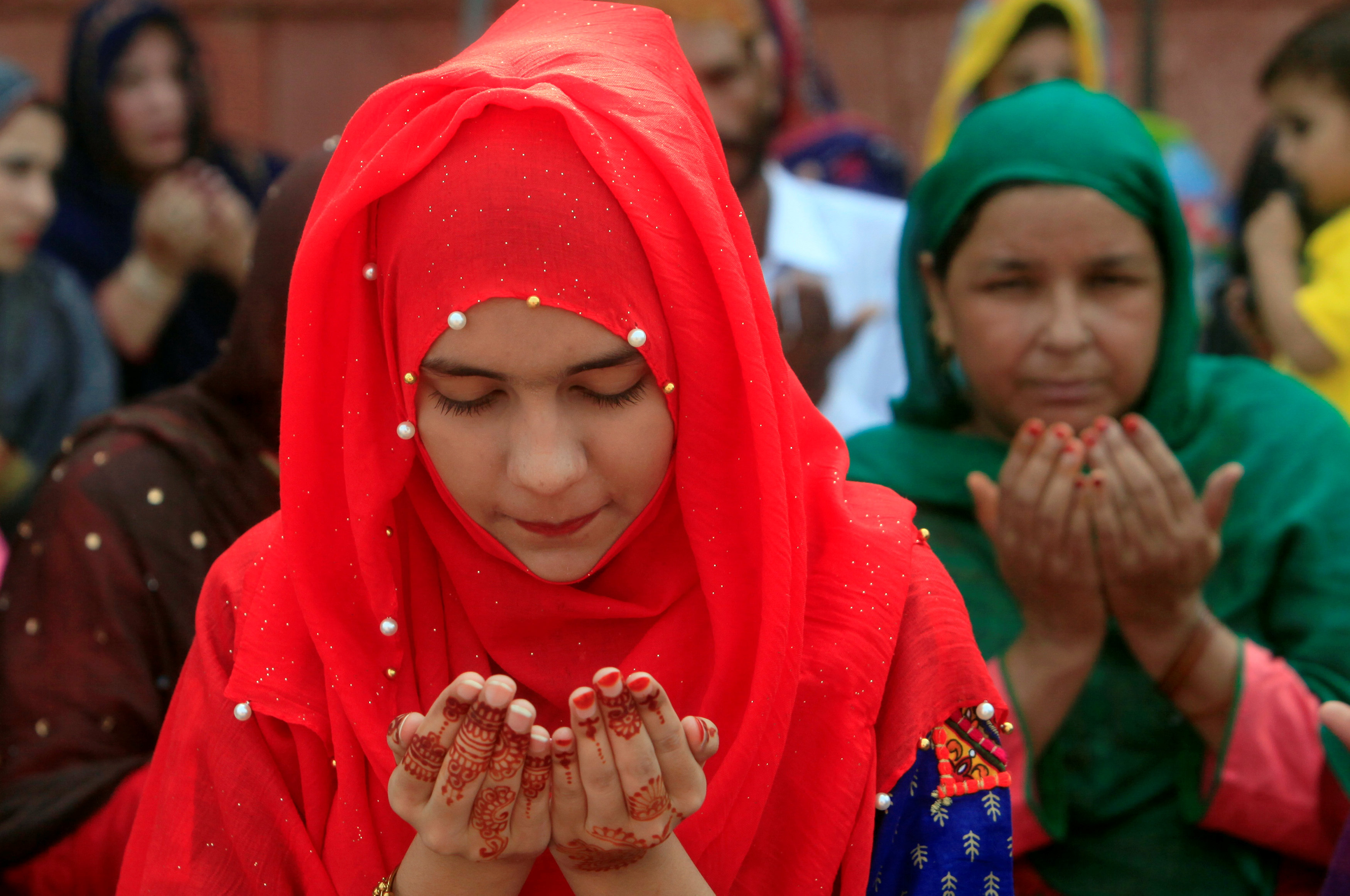 فتاة مسلمة تودى صلاة العيد فى باكستان