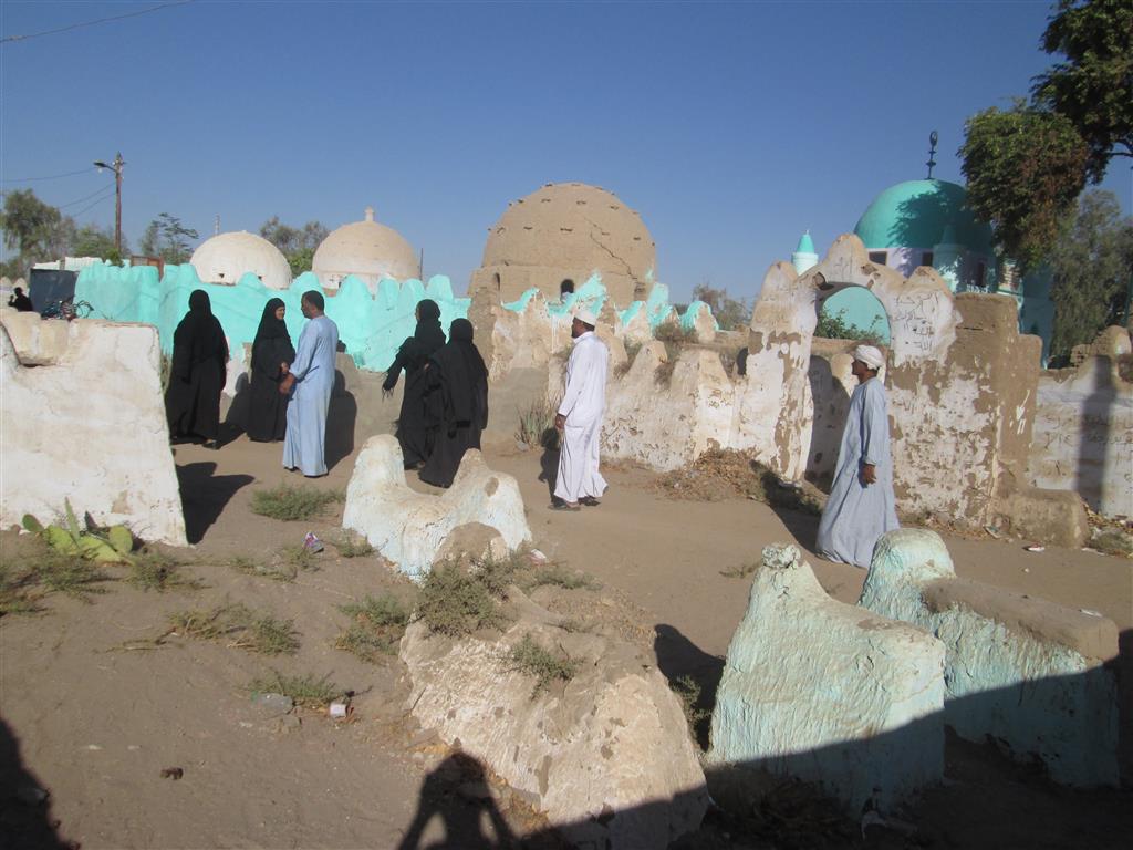 زيارة المقابر وركوب اللنشات في العيد بالاقصر (10)