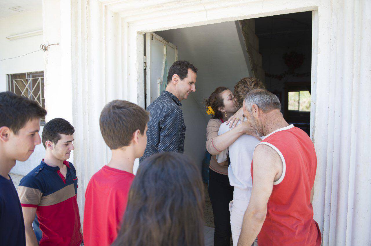 والدة أحد الجرحى السوريين تقبل زوجة بشار الأسد