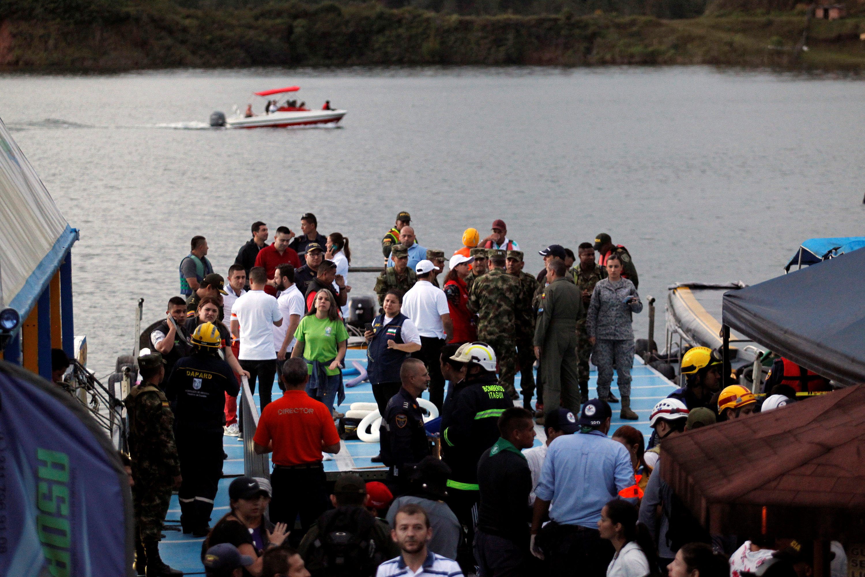 قوات الامن بموقع غرق المركب فى كولومبيا
