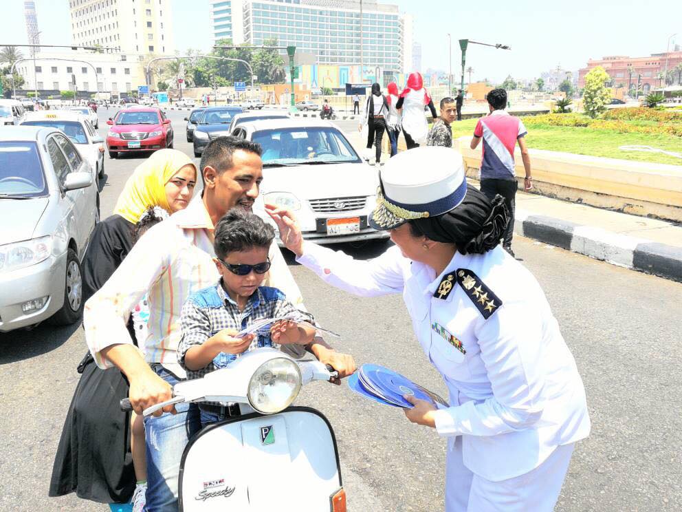 الشرطة توزع كاب على الاطفال فى شوارع القاهرة احتفالا بعيد الفطر  (6)
