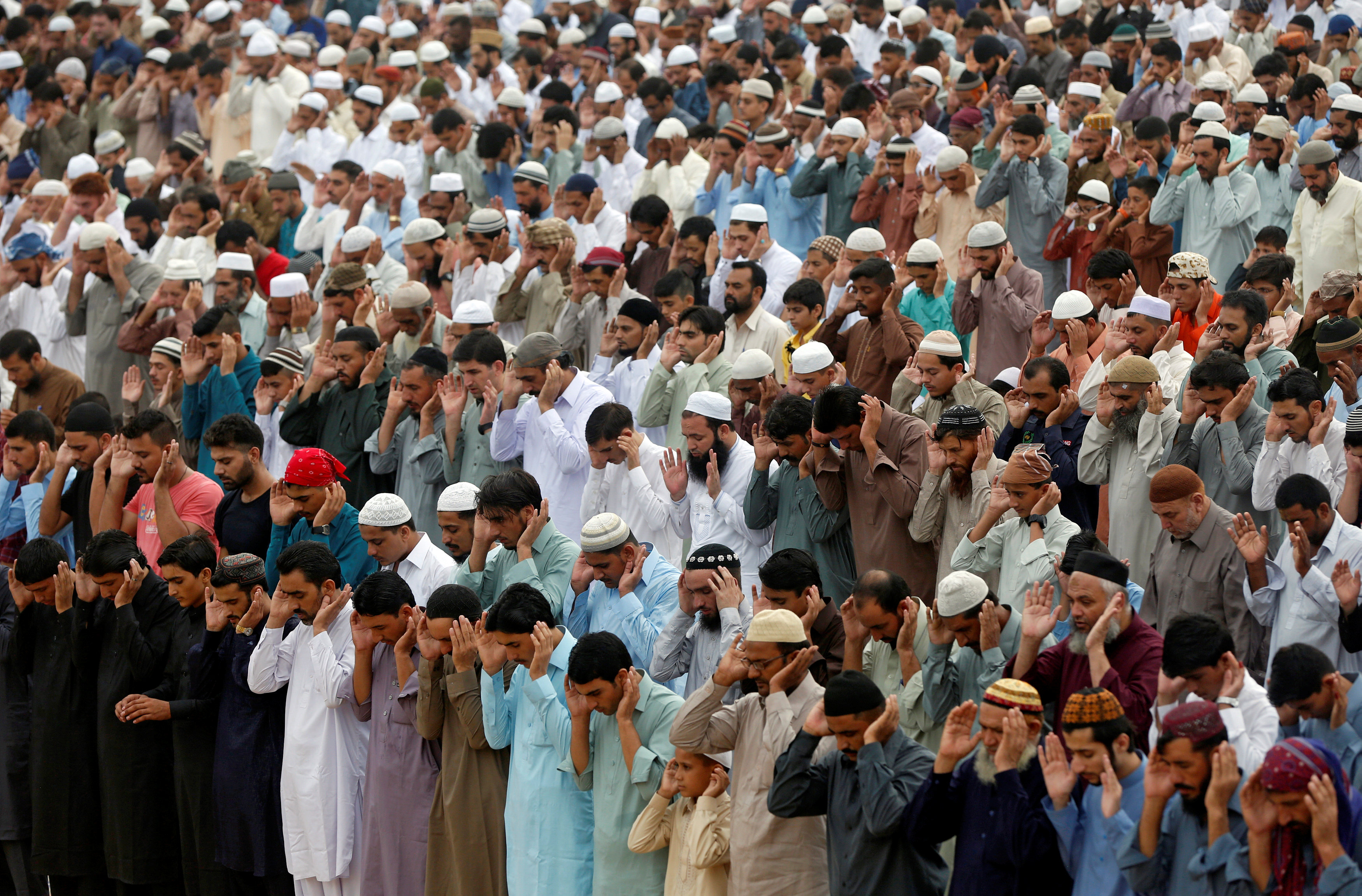 مواطنون يؤدون صلاة العيد فى باكستان