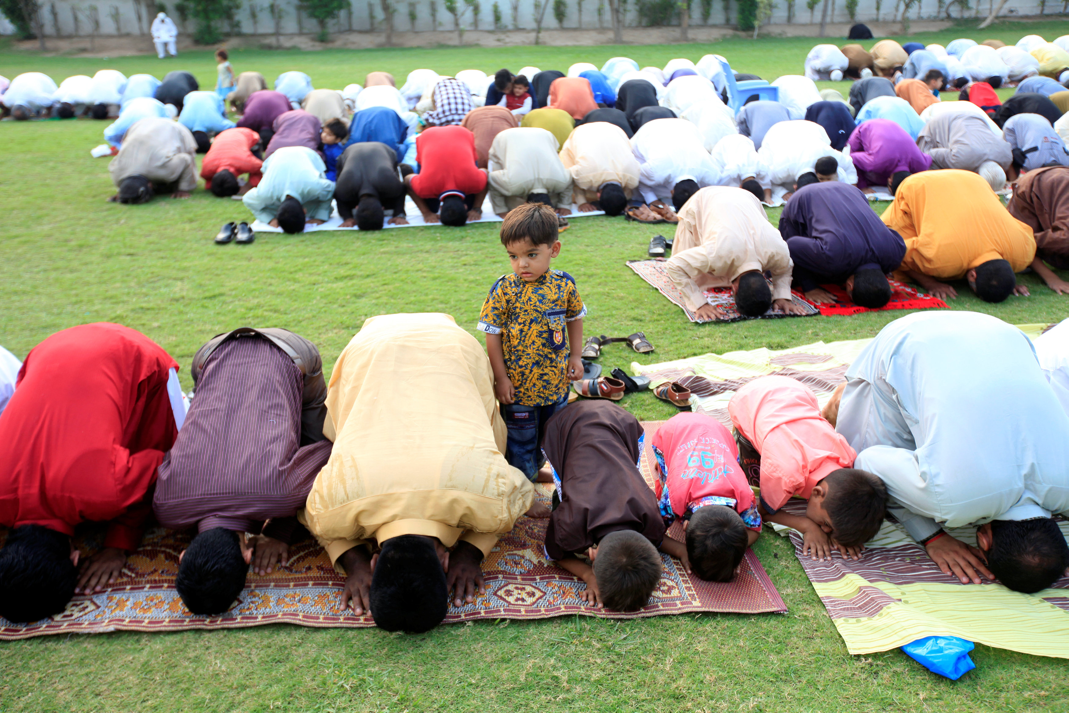 مسلمون يؤدون صلاة العيد فى باكستان