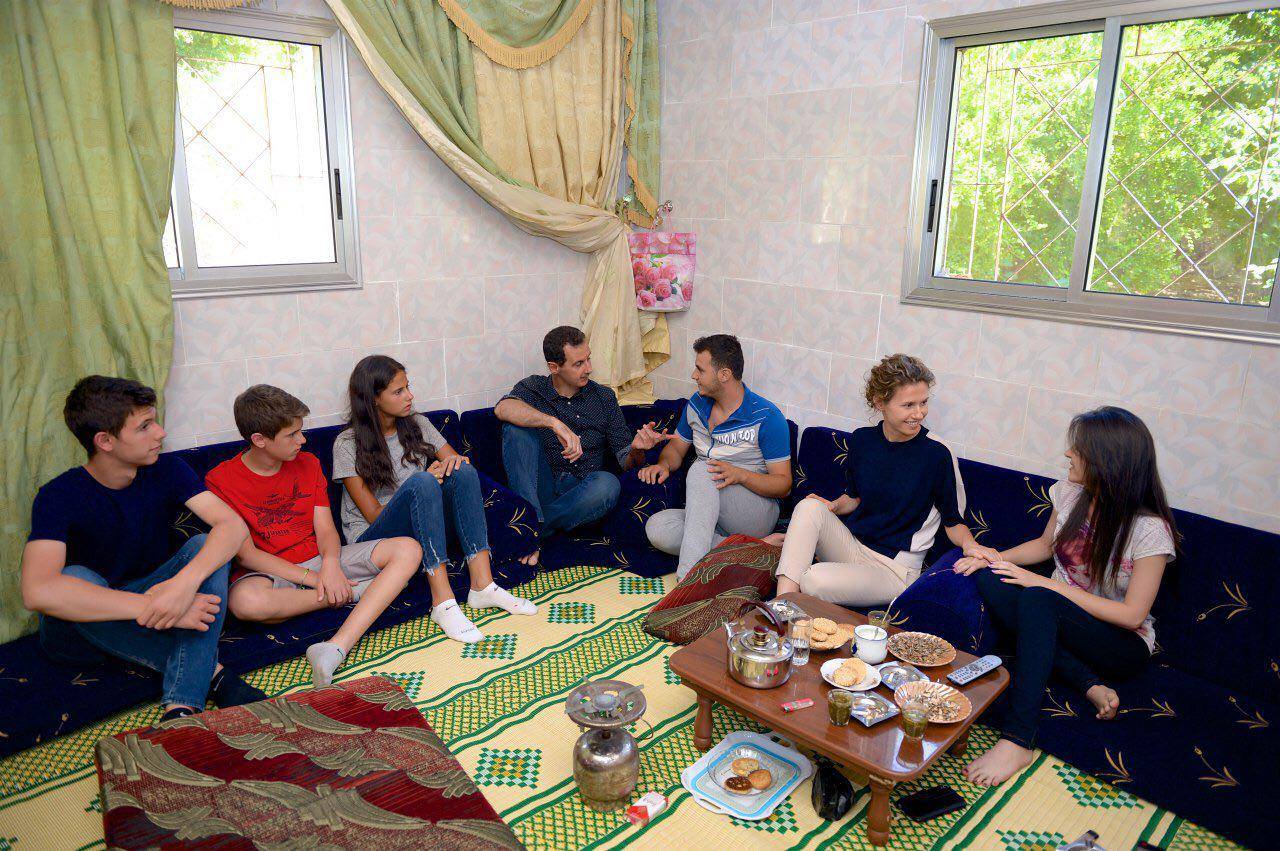 الرئيس الأسد وعائلته مع أسرة أحد جرحى الجيش