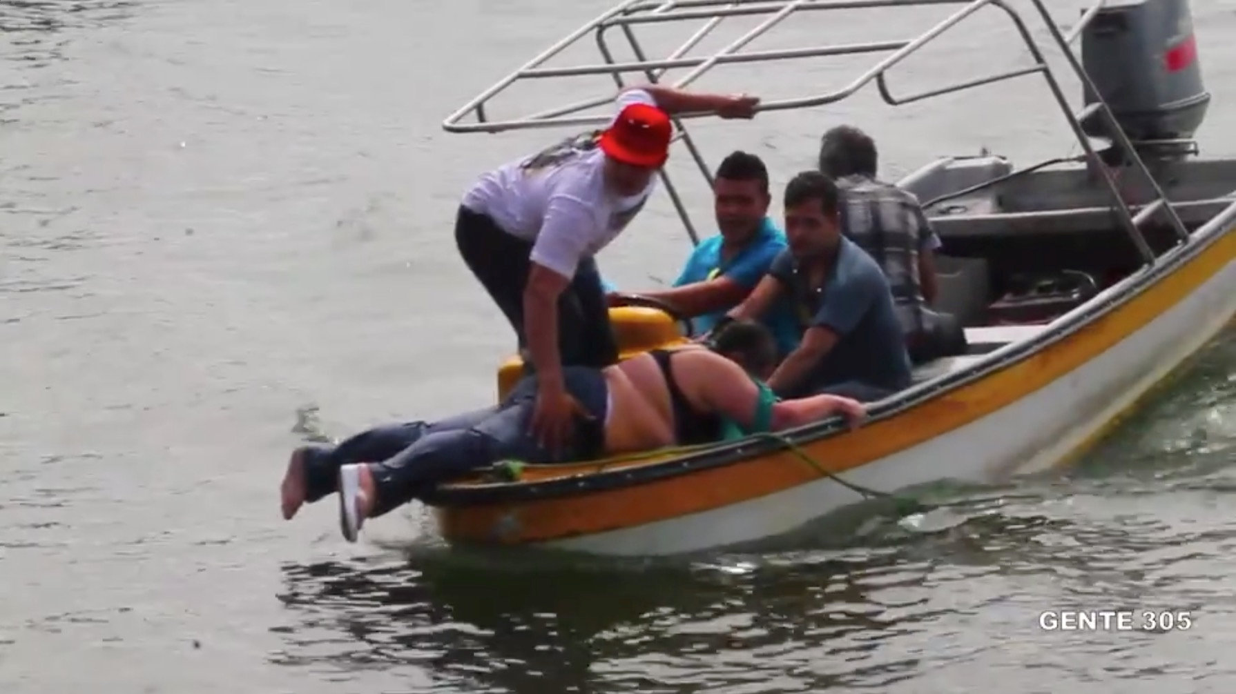 محاولة انقاذ سيدة كانت على متن المركب الغارق فى كولومبيا