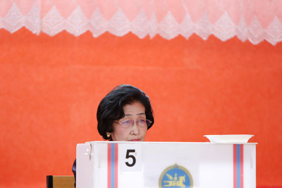 لجنة-اقتراع-فى-منغوليا