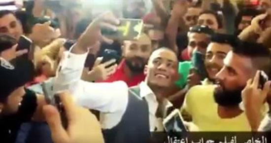 محمد رمضان يشارك جمهوره مشاهدة جواب اعتقال بمول العرب مساء اليوم