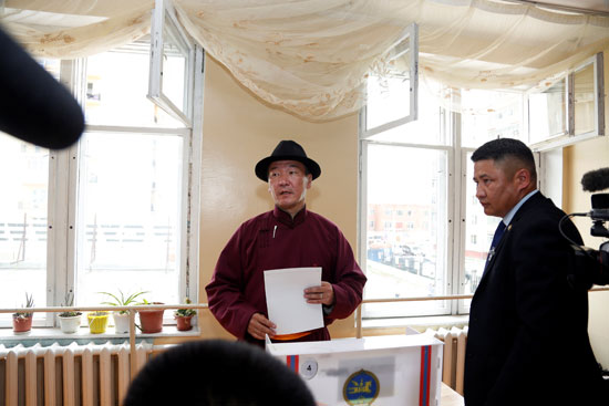 قاضى-لجنة-انتخابية-فى-منغوليا
