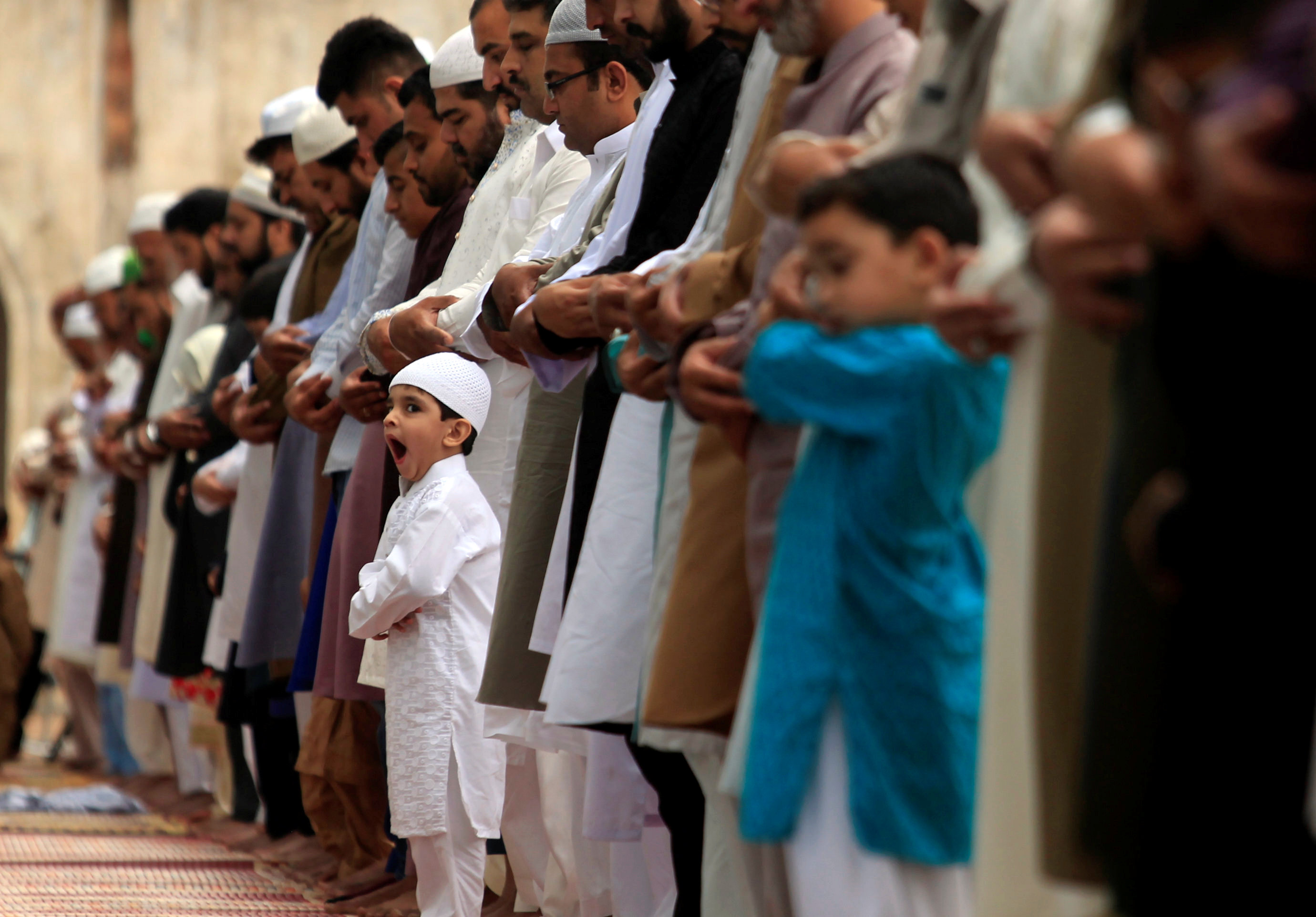 طفل يؤدى صلاة العيد فى باكستان