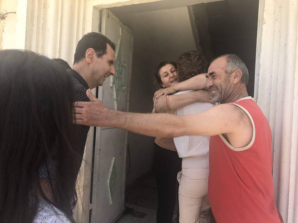 استقبال بحفاوة لبشار الأسد وأسرته من قبل عائلات الجرحى