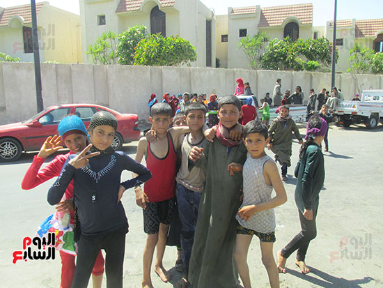فتيات واطفال عرب الجواهر بمحافظة الشرقية يرفعون علامة النصر