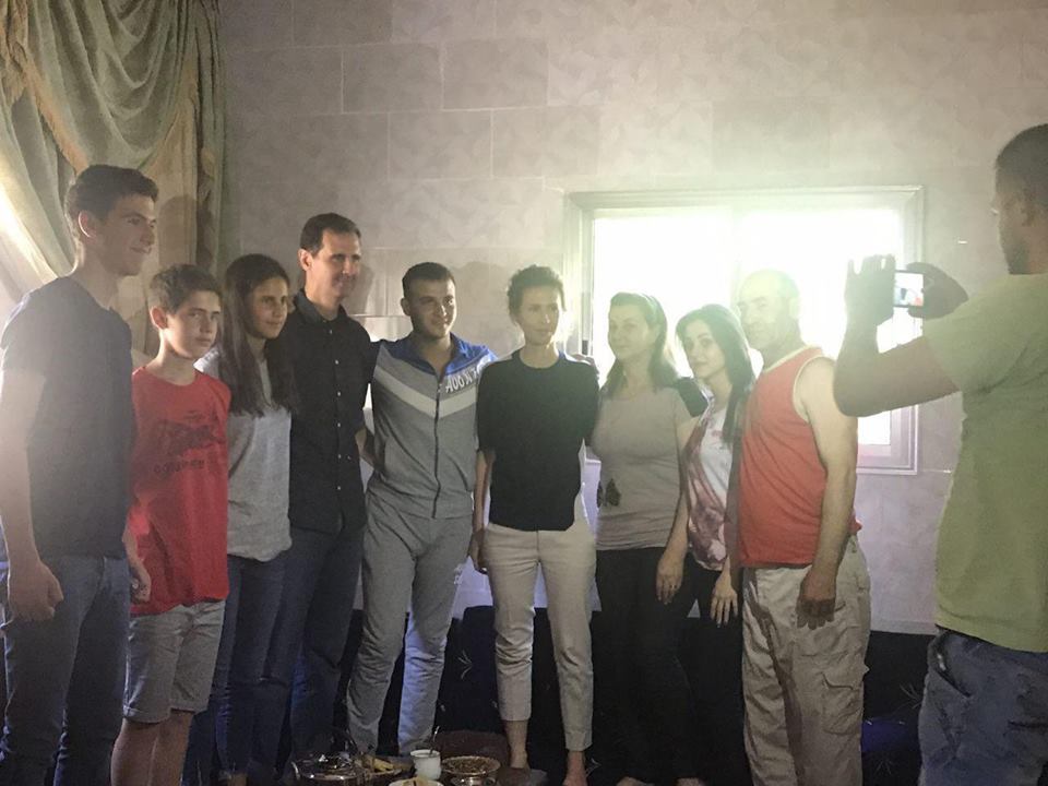 الأسد وأسرته يلتقطون صورة مع أسرة جريح بالجيش السورى