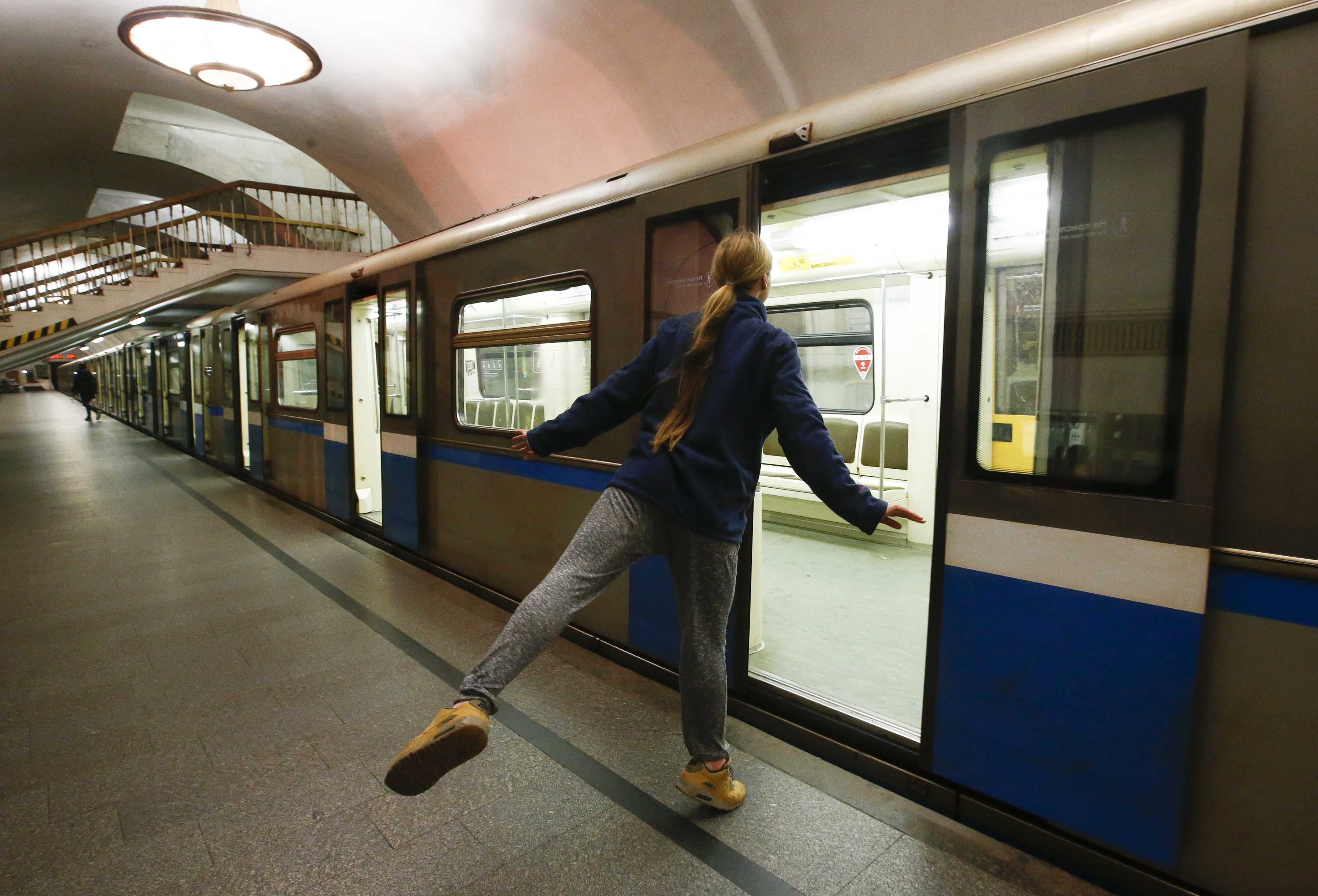 رقص البالية فى محطة مترو روسية
