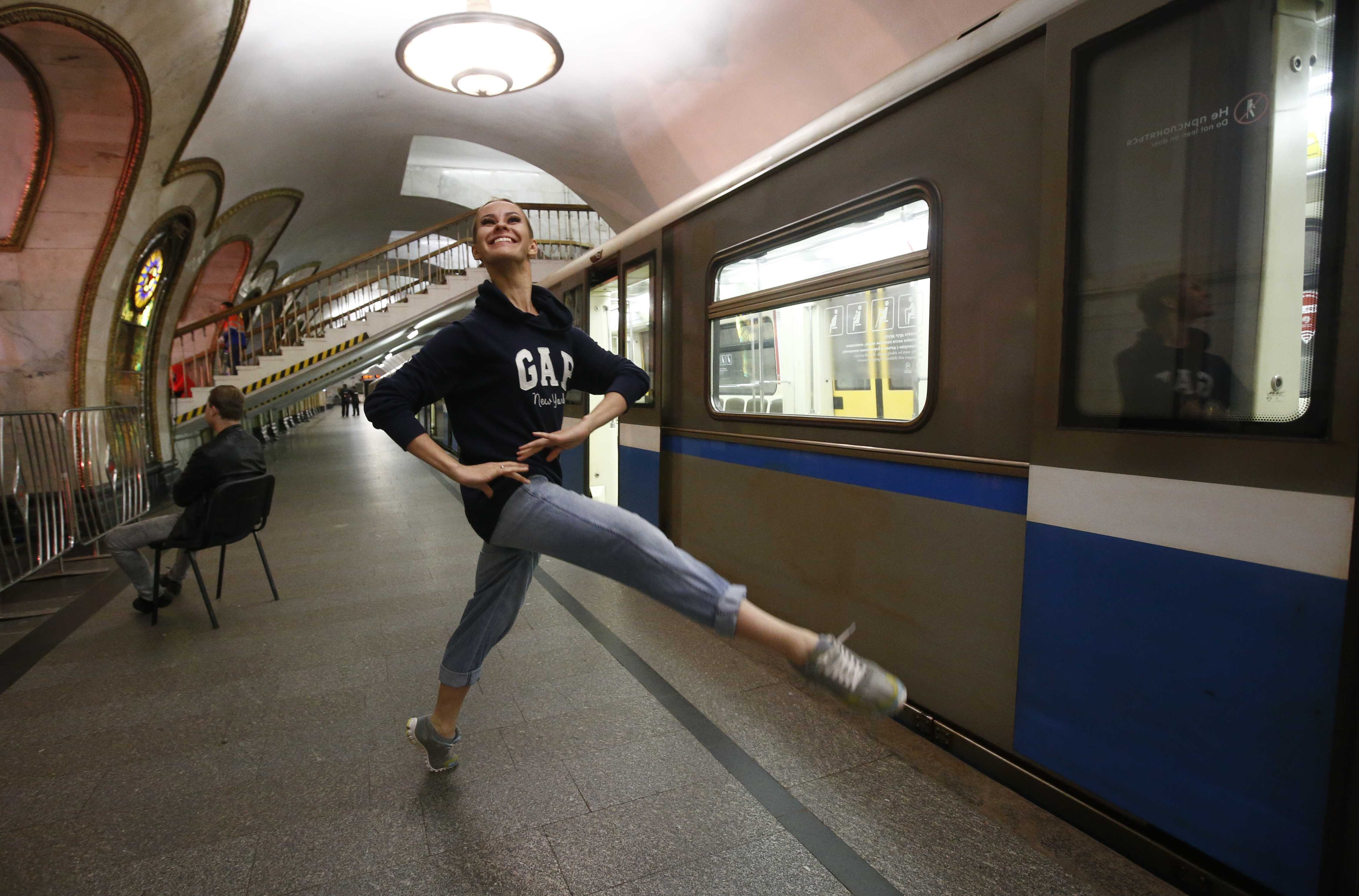 رتقصة بالية فى محطة مترو روسية