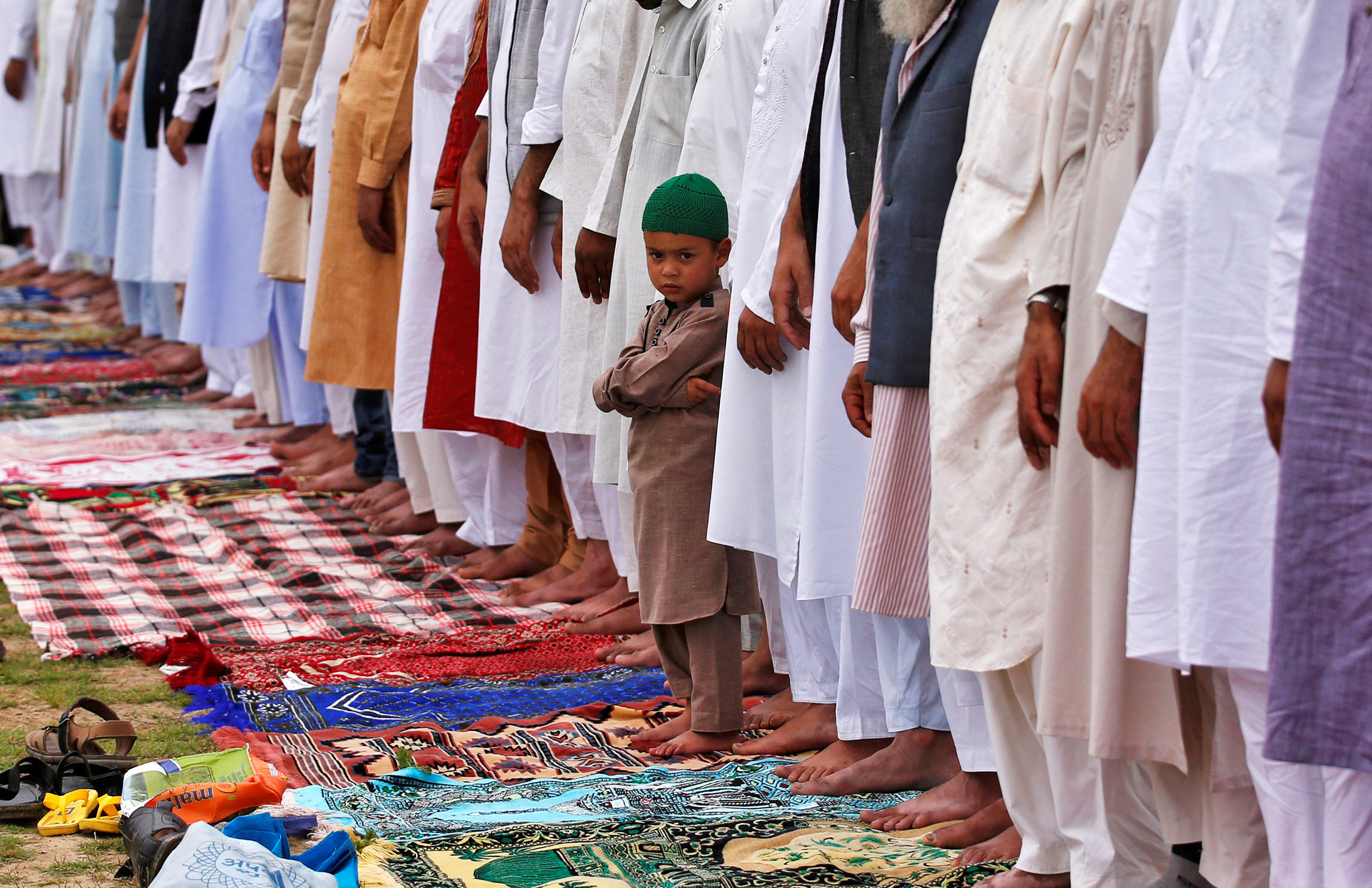 طفل هندى يؤدى صلاة العيد