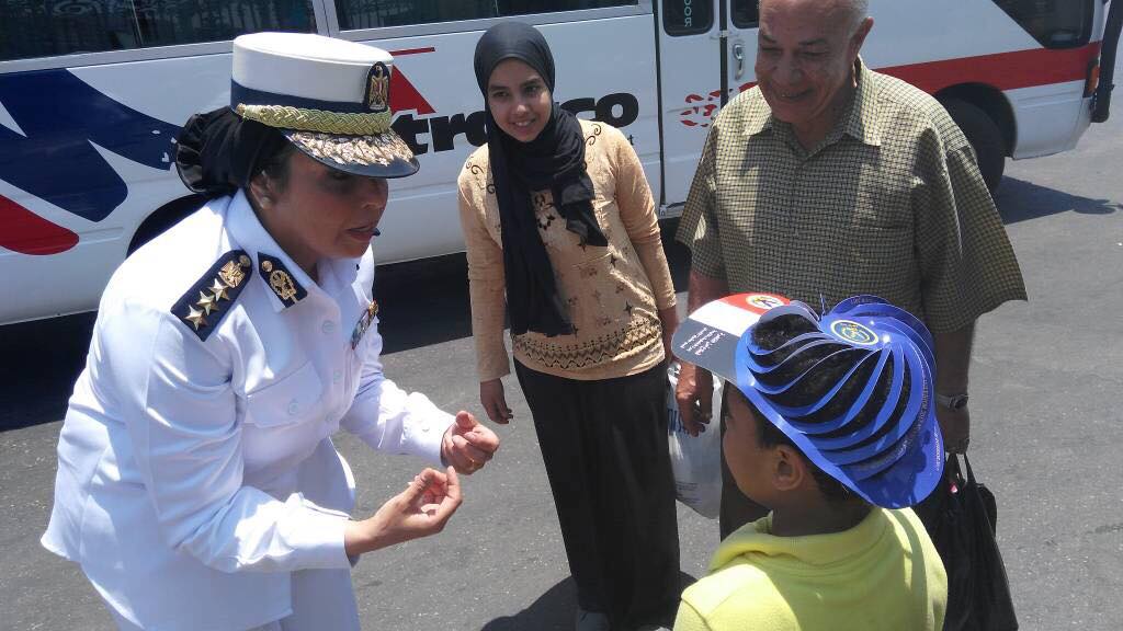الشرطة توزع كاب على الاطفال فى شوارع القاهرة احتفالا بعيد الفطر  (4)