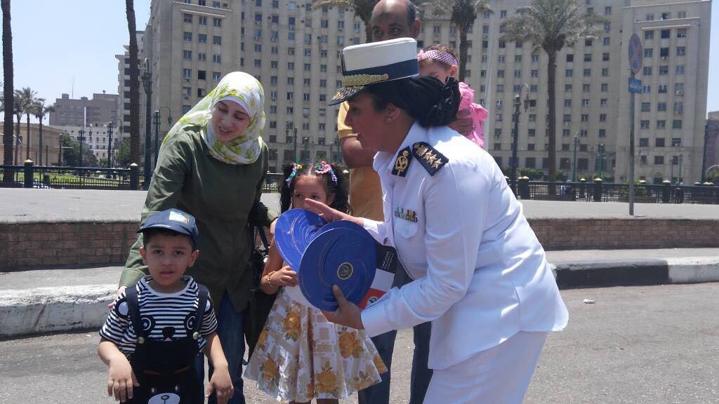 الشرطة توزع كاب على الاطفال فى شوارع القاهرة احتفالا بعيد الفطر  (10)