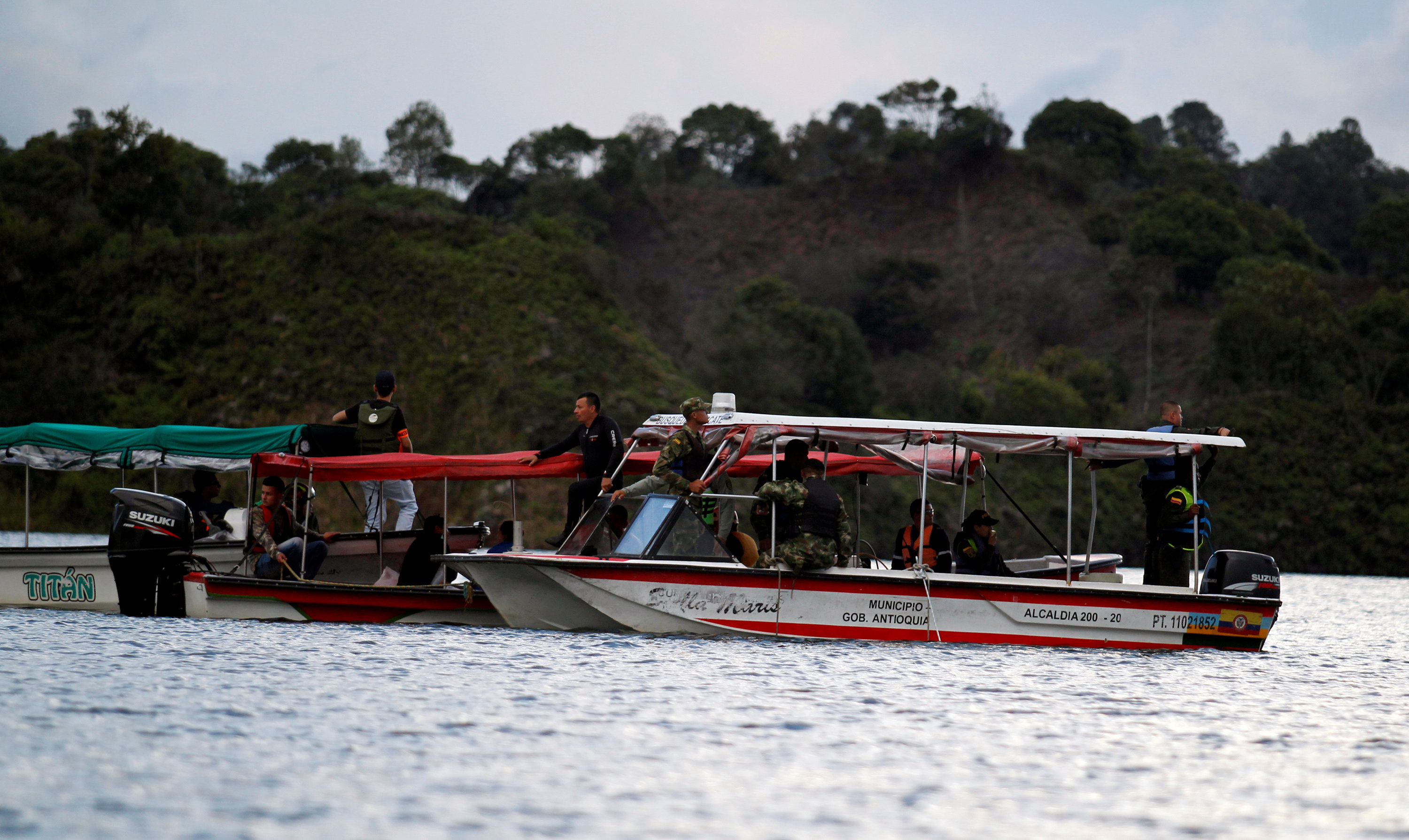 Fill in drive boat touristy monuments. A Boat carrying Tourists has sunk in India. Boat Sink.