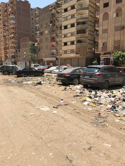 القمامة منتشرة بالشارع