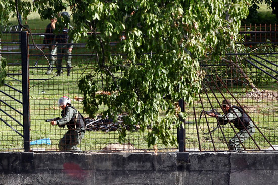 الشرطة الفنزويلية تطلق النار على المحتجين خارج القاعدة الحوية لحظة محاولات اقتحامها