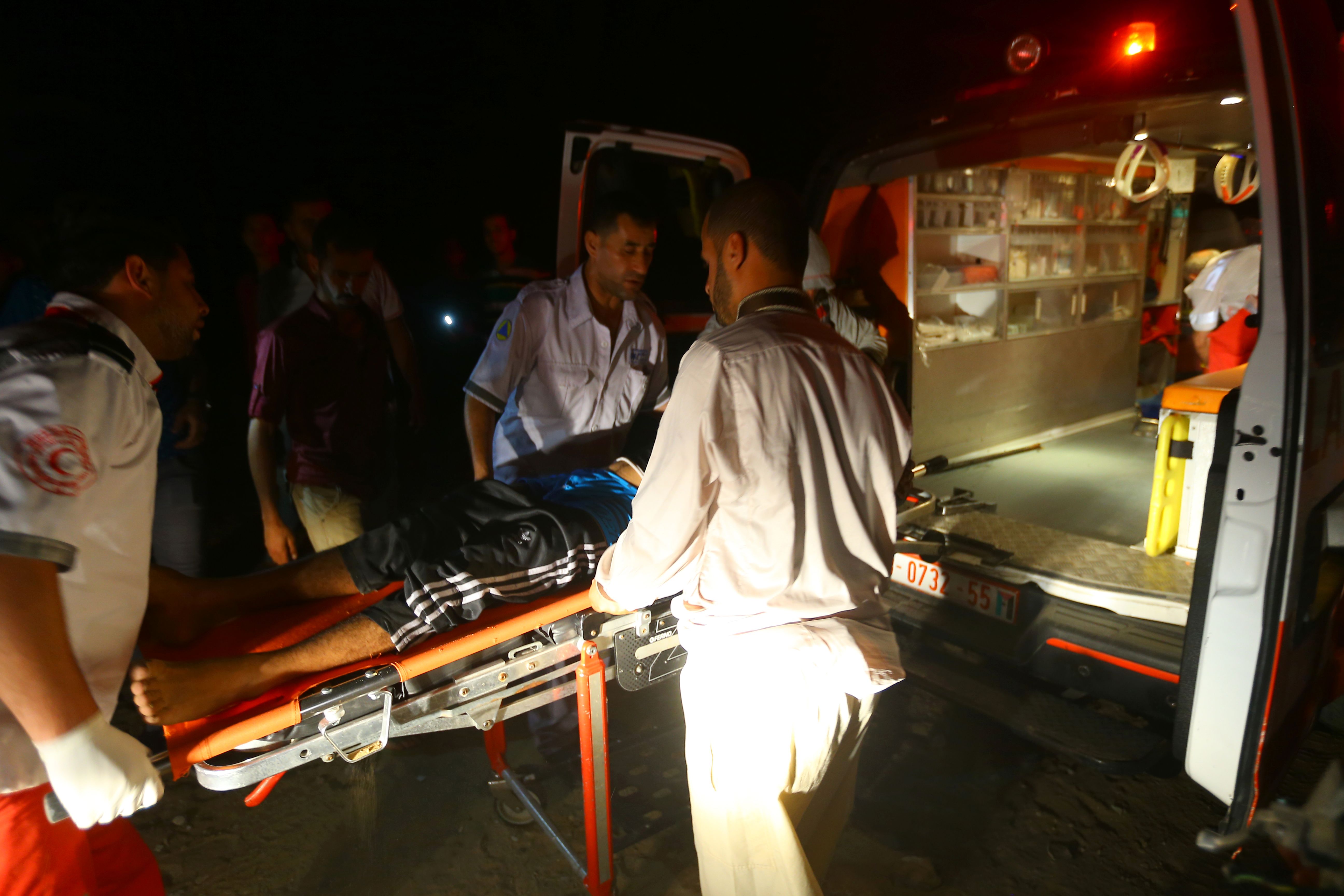 نقل فلسطينى مصاب نتيجة القصفة الإسرائيلى