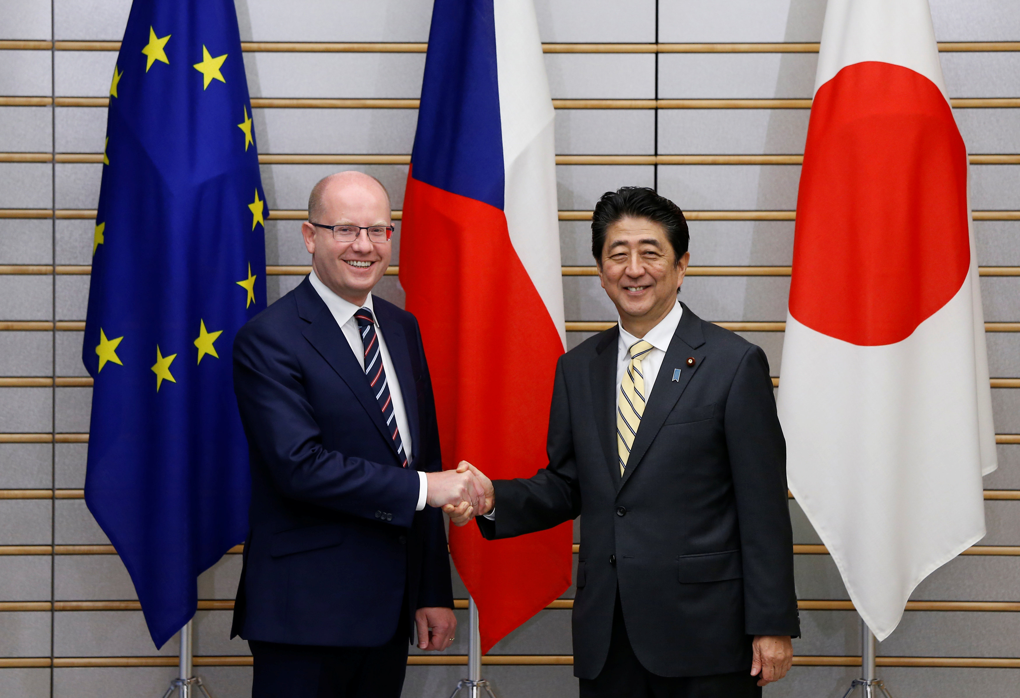 لقاء بين رئيس الوزراء اليابانى ونظيره التشيكى